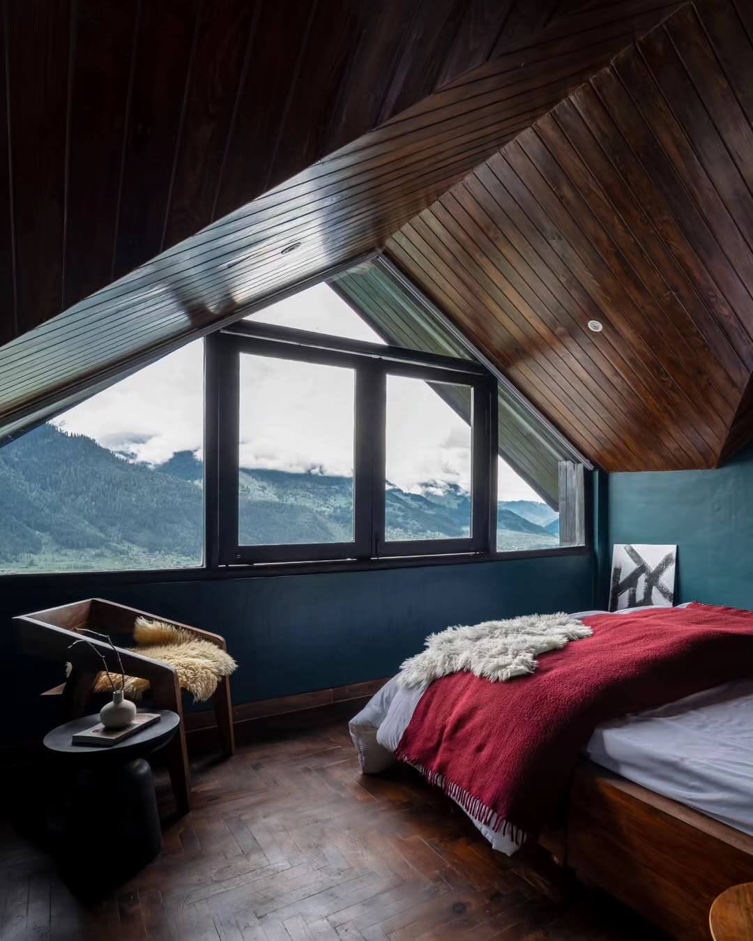 Warm and Inviting Attic Design with Nature-Inspired Elements