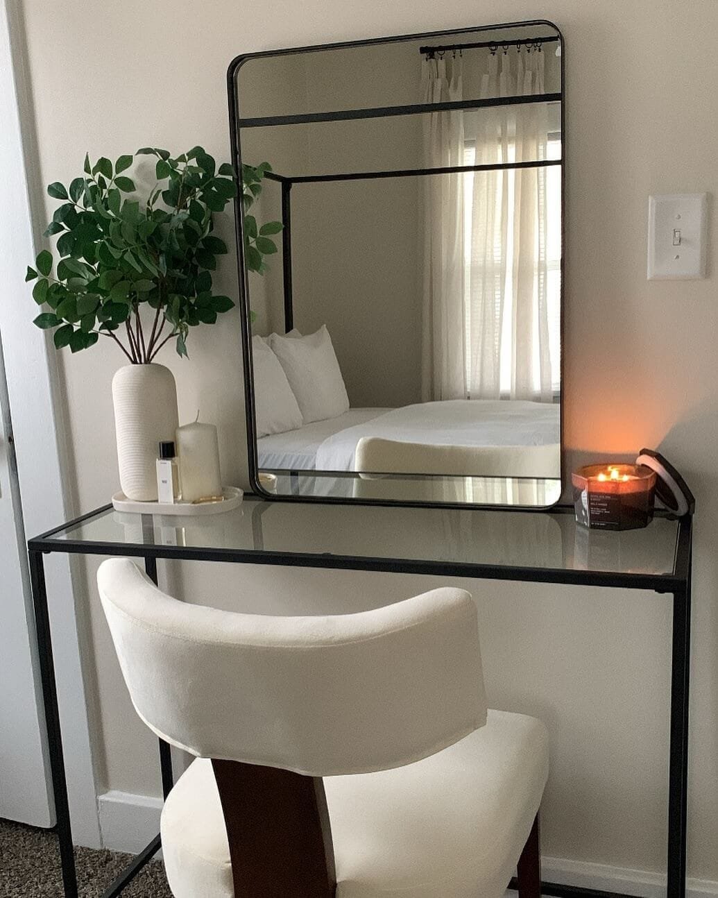 Creating a Luxurious Yet Airy Small Room Aesthetic