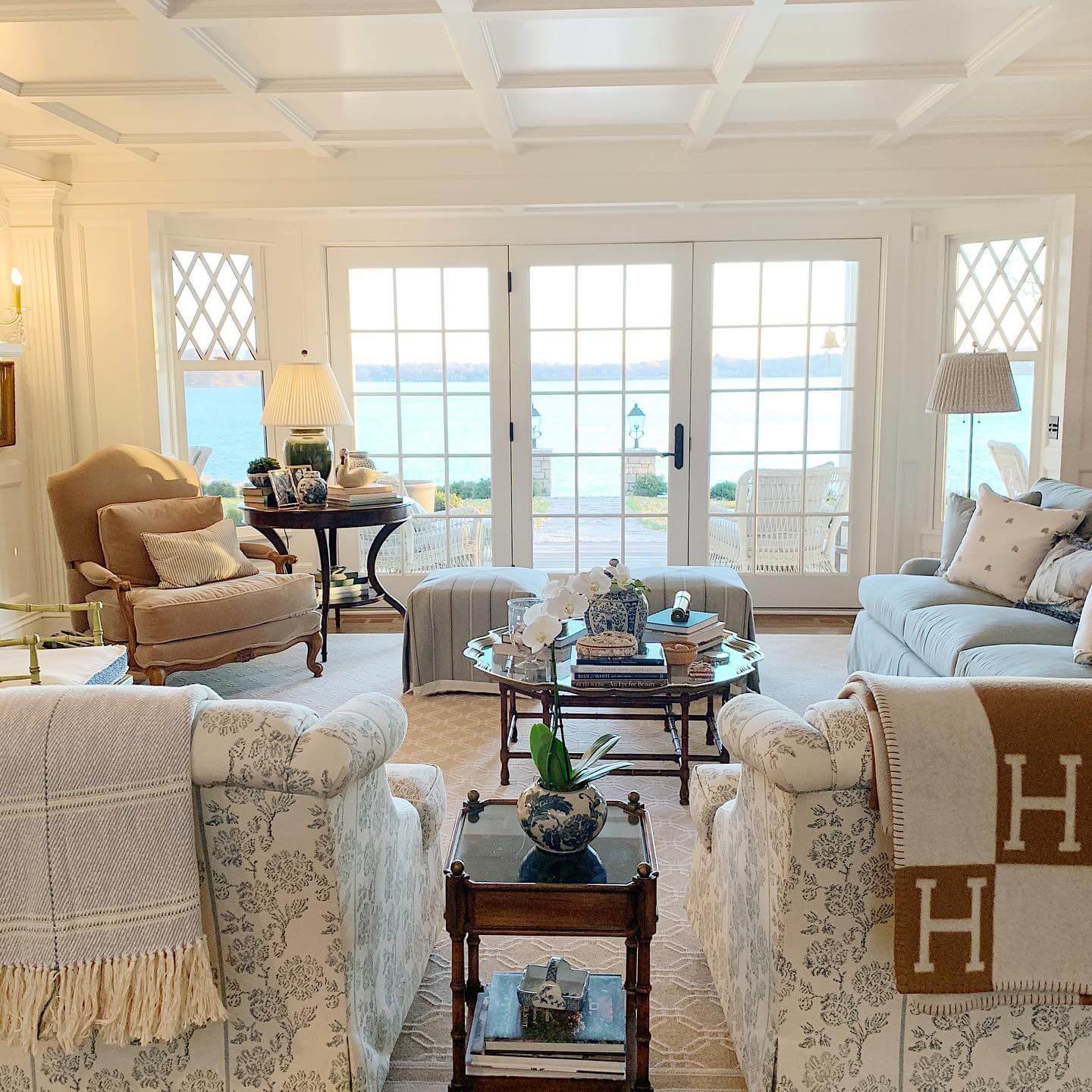 Serene Lake House Aesthetics