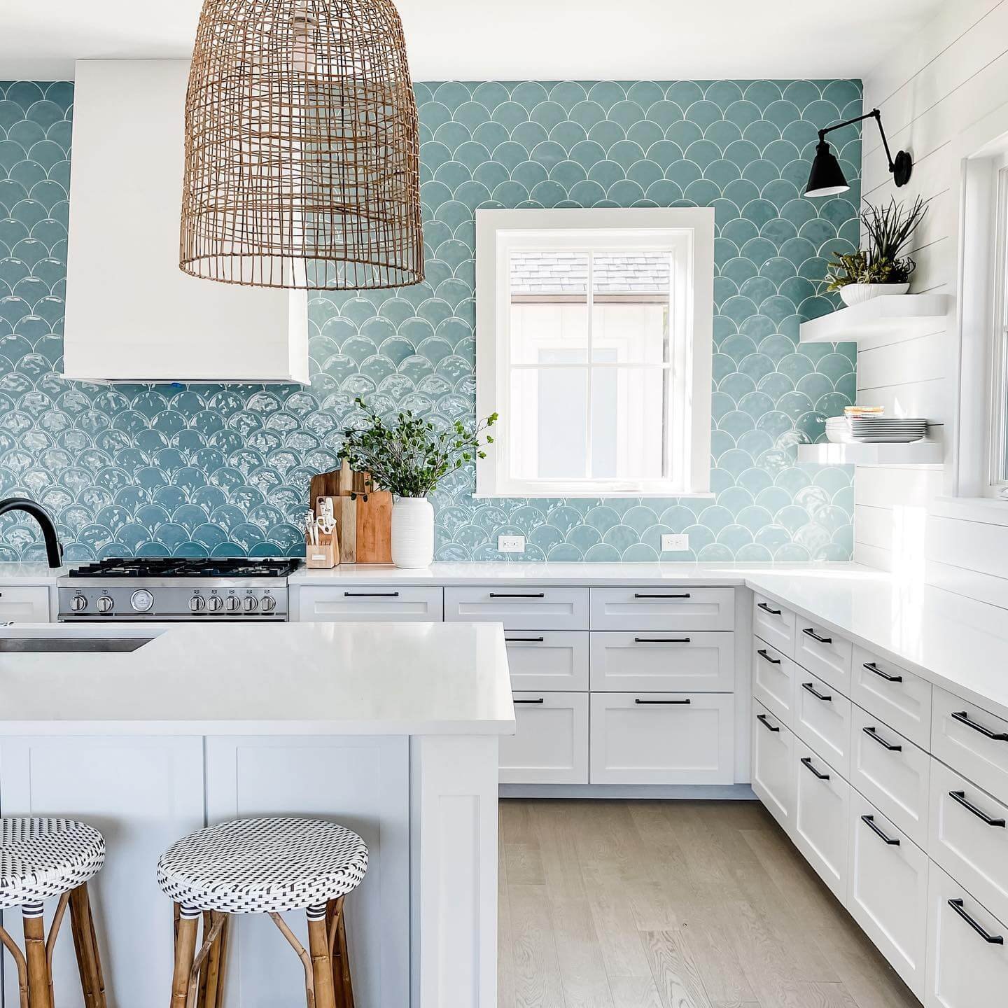 Serene Lake House Aesthetics