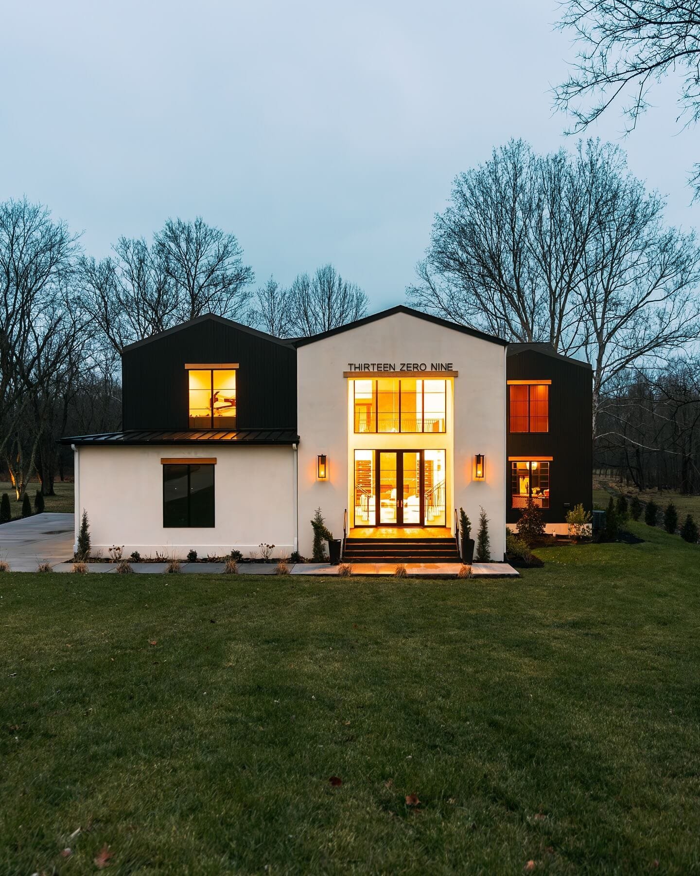 Striking Lake House Exteriors