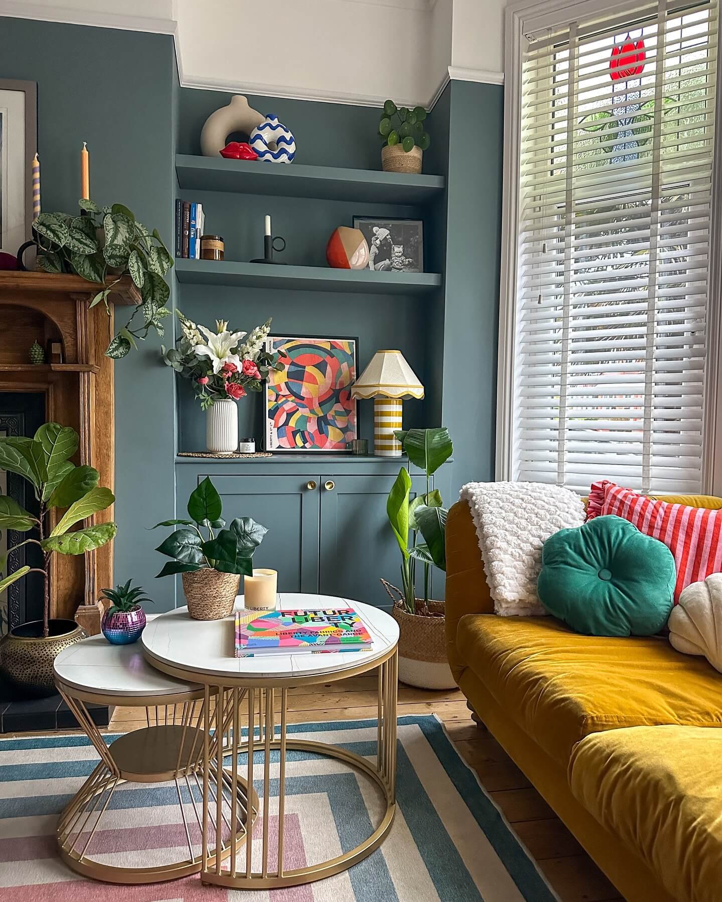 Creating a Relaxing and Creative Living Room Atmosphere