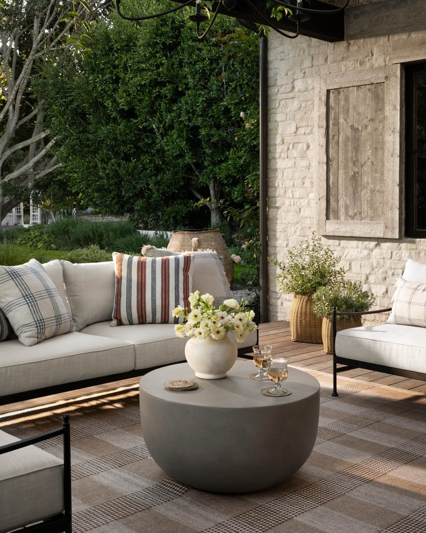 Chic Outdoor Lounge Design