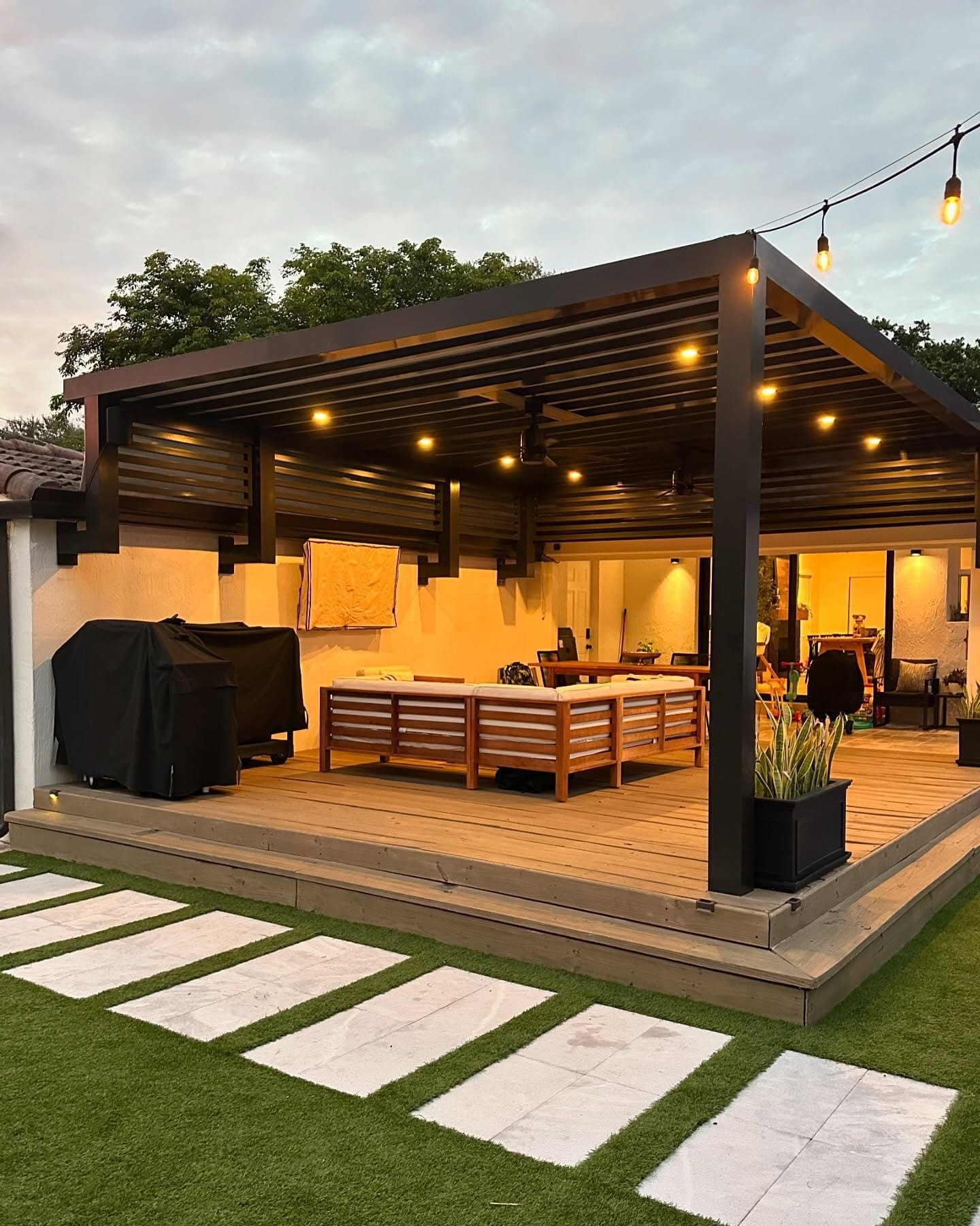 Sleek pergola for summer comfort